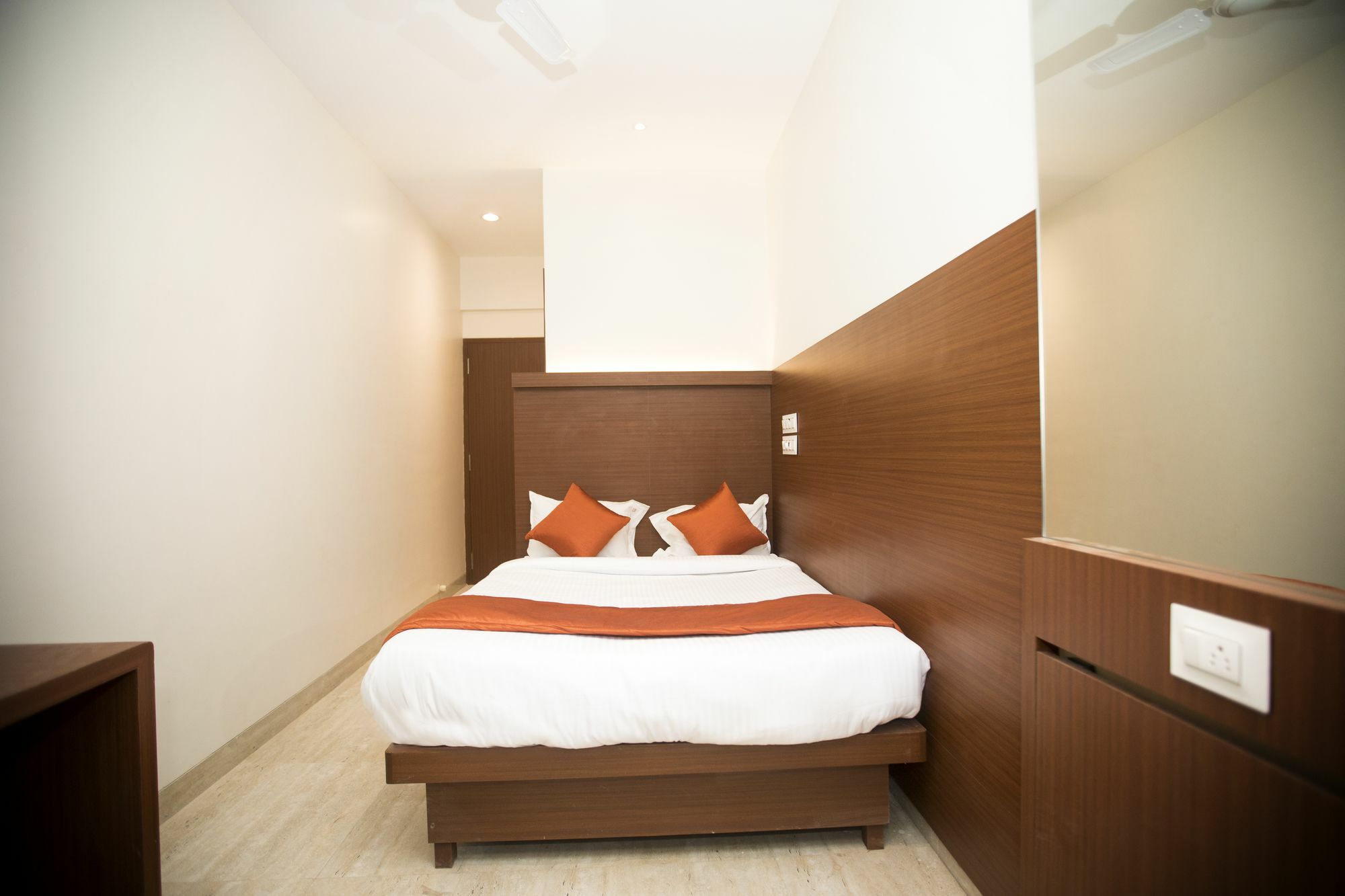Hotel Spring Inn Mumbai Exteriör bild